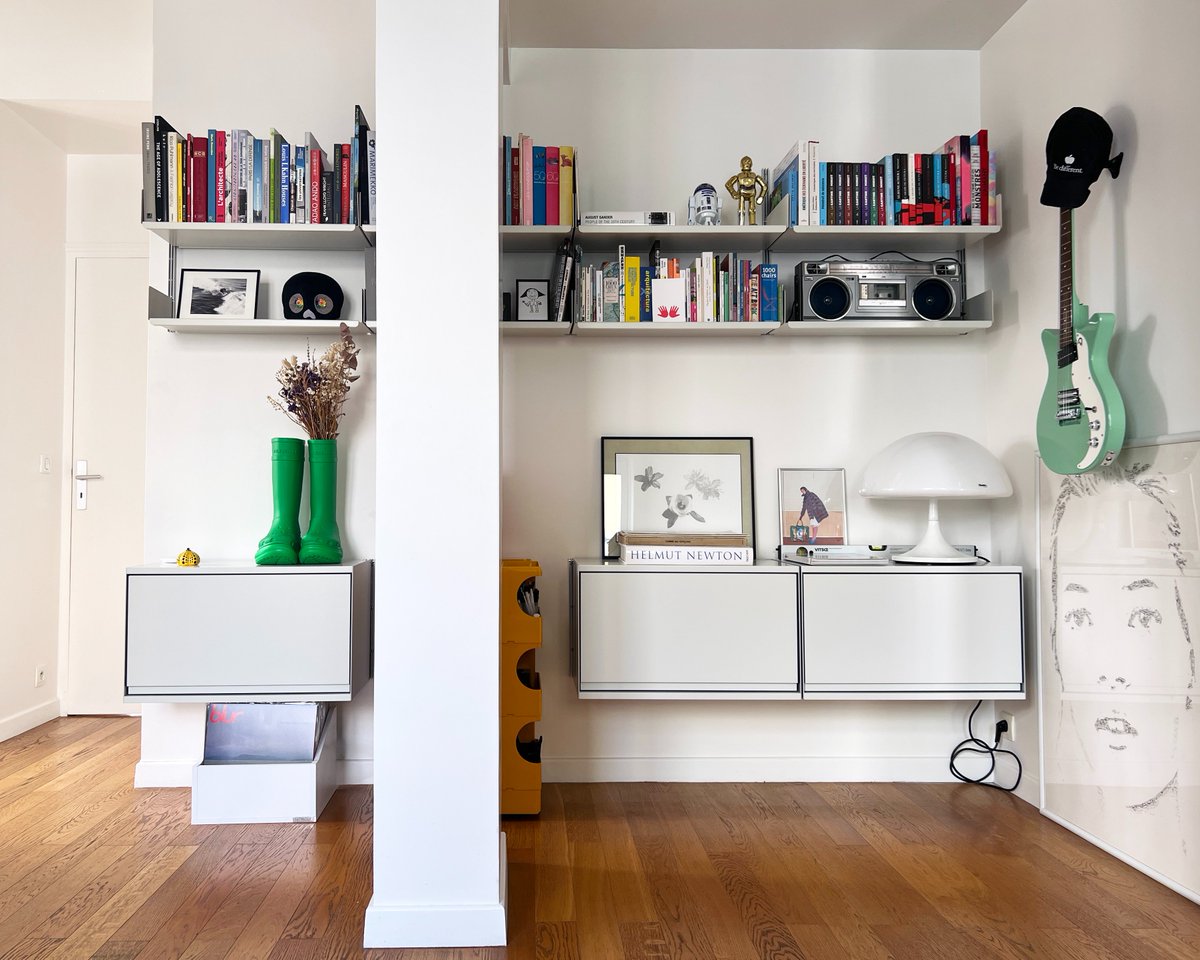 Visionary

A customer recently manifested their ideal combination of 606 shelves and cabinets (behind a slightly awkward pillar) in their Paris home using a self-built model.

You can see the realisation of the project—from concept to completed installation—in the second photo.