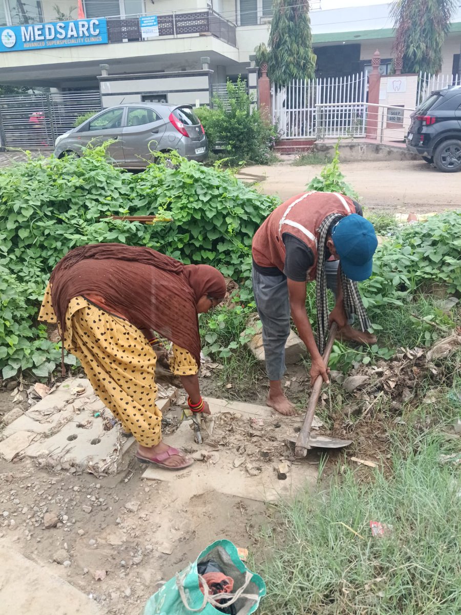 Dedicated manpower has been deployed by GMDA across various sectors to carry out work of cleaning surface drains &amp; road gullies, remove blockages from drain openings and water chutes to support quick discharge of storm water during the ongoing monsoon season.