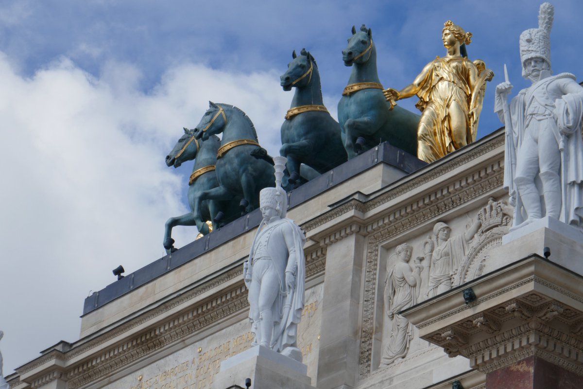 MaJSylvie's tweet photo. Mais n'oublions pas le Carousel du Louvre tout beau tout neuf https://t.co/PqBg08nk2J