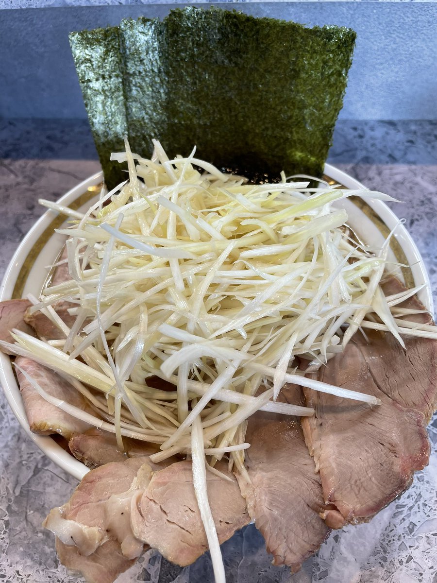 book_kt's tweet photo. 豚39さん
今日はラーメン醤油と思って行ったけど、39麺ネギチャーに惹かれる
麺200gやわめ
燻チャー盛り盛り旨い
相変わらずネギも爆盛り
卓上のにんにく、一味などで味変もいい
最後のほうになるとスープの味わいがまろやかな感じになって、ついつい飲んでしまいほぼ完飲
ごちそうさまでした🙏 https://t.co/77KFGUq3Oe