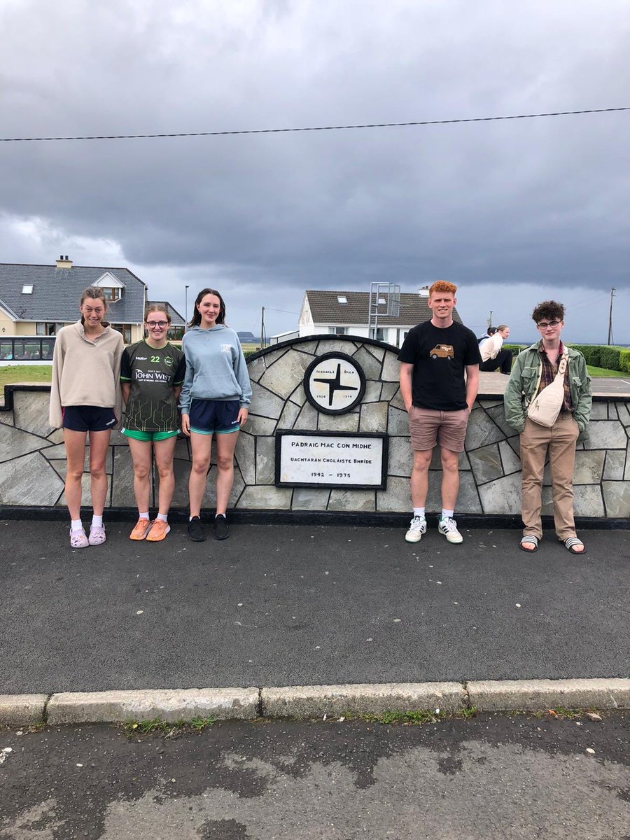 Scoláirí ón Chnoc ag baint sult as Cúrsa F i gColáiste Bhríde, Rann na Feirste.
Knock students enjoying Course F in Coláiste Bhríde, Rann na Feirste