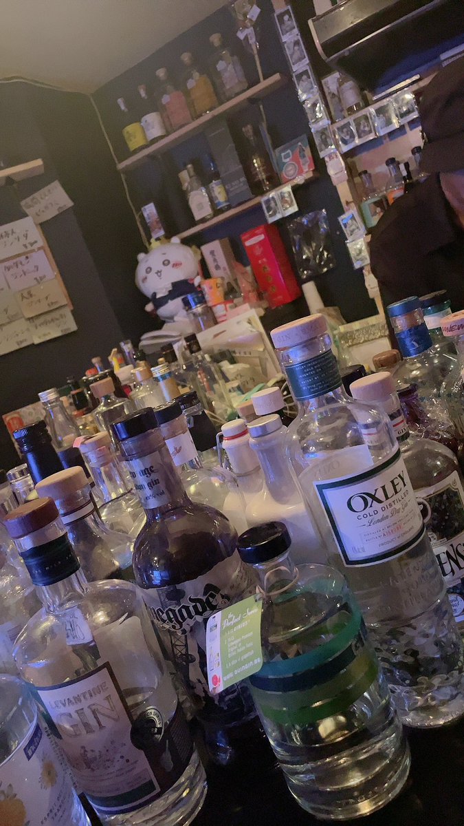 sakisaki777h's tweet photo. 【那覇桜坂呑み】3軒目はSAMIs CraftGIN &amp; BAR

200種類以上のジンがあるというこのお店、
お酒も美味しかったし、とても居心地の
良いお店でした😊

4周年おめでとうございます🎉
また行きたいな

#SAMIs CraftGIN &amp; BAR https://t.co/M6FKF7kEep