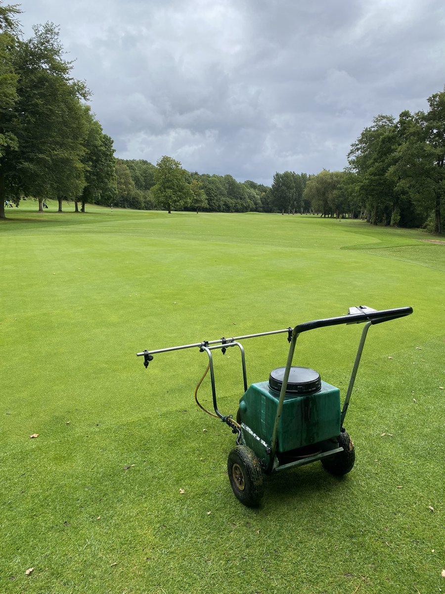 MikeRussell04's tweet image. Maintenance week preparations 🌱👌🏻 @PoultonPark @terralift #surfacerefinement