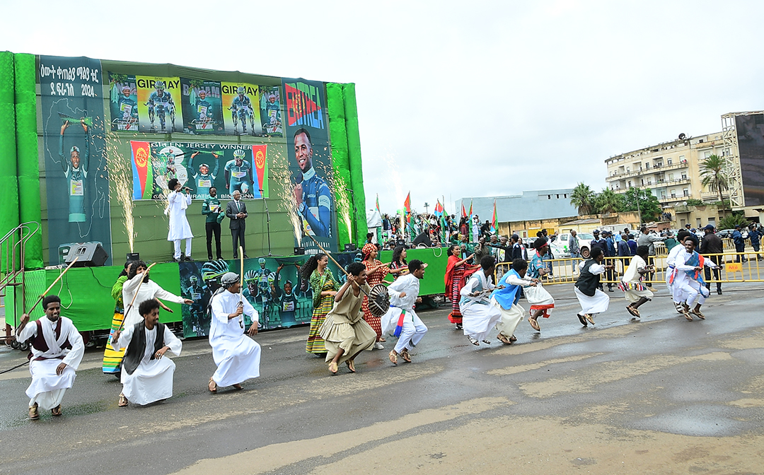 hawelti's tweet photo. #Eritrea -  #BiniamGirmayReception: Pinnacle of the welcoming ceremony at Bahti Meskerem.  

One-hour cultural show organized by Commission of Culture & Sports (inclusive of new songs about Biniam).  Bini stated Event was happiest moment in his life and thrilled to share it with the Eritrean people.