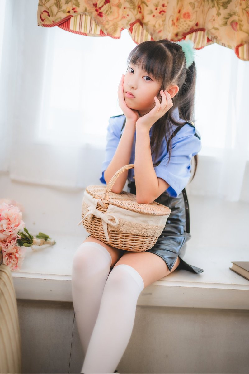 noa_pyo's tweet image. おつぴよ㌨です🐣🩵🩵
みなさんにはげましてもらって元気にふっかつしたです∠( ๑˃ᴗ˂๑)／✨

のあぴょは異世界にすんでるけど、雷⚡️が花火みたいにゴロゴロドカン…(   ᐕ)？

やっぱ花火かもしれない…(´∩_･∩`)ﾁﾗ

この写真に題名つけるなら何にする？？
#ニーソ #jsアイドル
📸(@stain621)