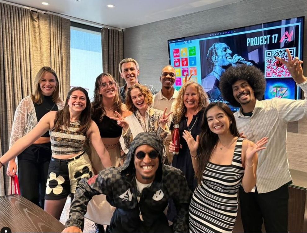 E24bollynews's tweet photo. Anushka Sen is the only artist from India to have spent 10 days as part of 'Battery Tour across US for Project 17' with Grammy-awardee Ken Lewis &amp; AY Young https://t.co/2RTC8RfIe0
