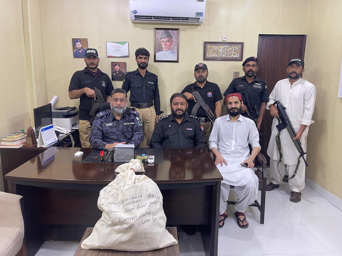 Imran_Babar95's tweet image. ڈائریکٹر جنرل نارکوٹکس کنٹرول سندھ کی انٹیلیجنس بیسڈ کاروائی,
ہمدرد یونیورسٹی نادرن بائی پاس کے قریب کاروائی کرتے ہوئے سوزوکی کار سے 3 کلو گرام ہیروئین اور 12 کلو گرام چرس برآمد، انسدادِ منشیات ایکٹ کے تحت مقدمہ درج تفتیش کا آغاز کردیا,
@sharjeelinam 
#NarcoticsCrackdown