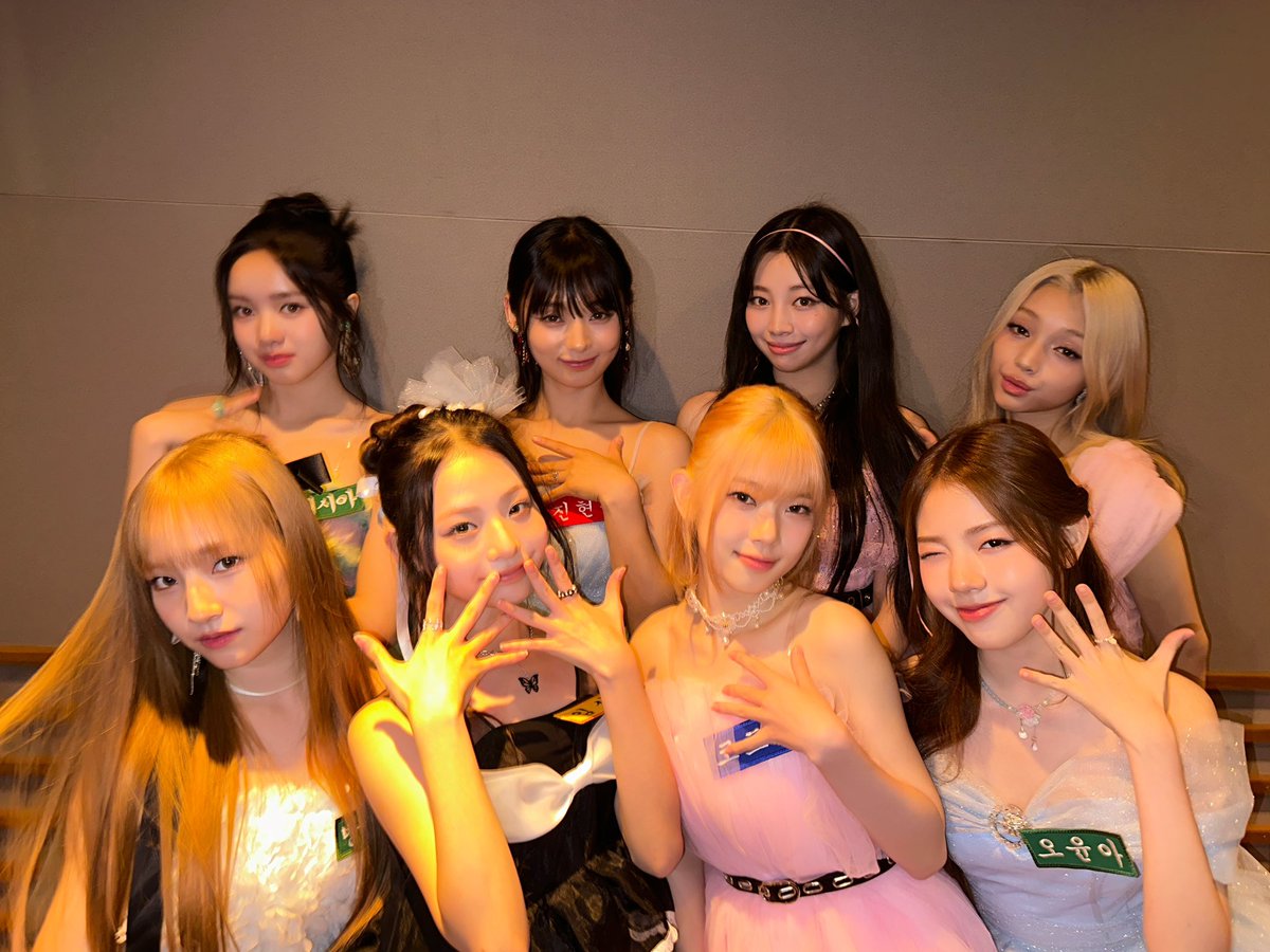 UNIS_offcl's tweet photo. 엡떠들!! 동방으로 따라와 재밌게 보셨나요?!😄 우리 유니스 공주님들이 성에서 진짜 재밌는 시간을 보냈어요!🏰 명창학과 선배님들과 함께 제일 좋아하는 노래를 함께 부를 수 있어서 너무 영광이었어요!!!
UNIS 새 앨범 'CURIOUS'도 많이 많이 사랑해 주세요💓

⬇동방으로 따라와 UNIS편 다시 보기⬇️
https://t.co/4gu5mxcKCY

#UNIS #유니스
#ELISIA #엘리시아
#UNI_Story
#CURIOUS #너만몰라