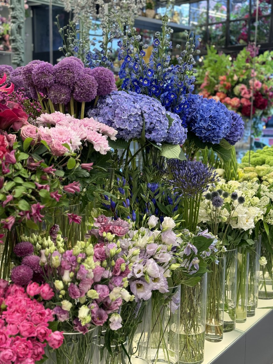 Stepping into our Mayfair boutique, where every corner is adorned with fresh blooms.

#NeillStrainFloralCouture #NeillStrain #MayfairBoutique #MayfairFlorist #MayfairBoutique #Harrods #Belgravia #Floristry #Florist #LondonFlorist #LondonFlowers #FloralDisplay