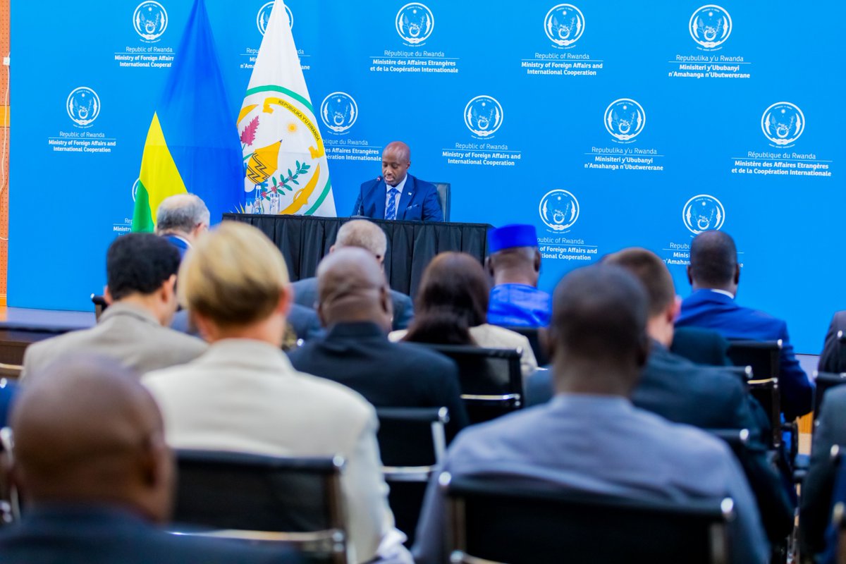RwandaMFA's tweet image. This morning, Minister @onduhungirehe held a diplomatic briefing on recent developments in the region.

He also touched on upcoming events and introduced @RichardMihigo to the diplomatic corps in Kigali. Dr. Mihigo is Rwanda’s nominated candidate for Regional Director of…