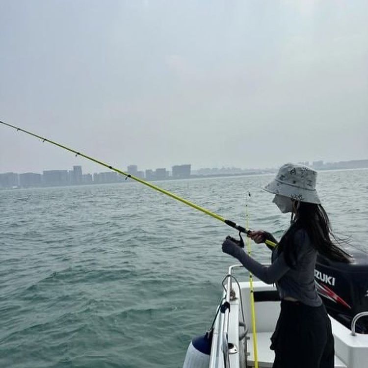 gospn1's tweet photo. 漁船に乗り込み、釣りを楽しみ、小魚が先を争って食いつく。
#海釣り
#釣り道具
#魚種
#釣りの楽しみ https://t.co/UwBWF15ulc