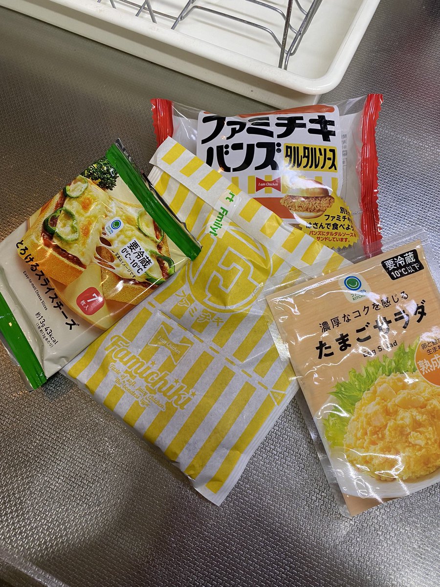 makanaikagekiha's tweet photo. 今年もやってきたよ！

40%増量ファミチキで大人の夢を
叶える季節が… https://t.co/3c6lrUIcnT
