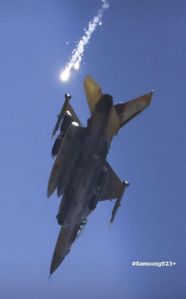 صورة متداولة لمقاتلة فوق بيروت؛

مقاتلة "F-16I Sufa" تتبع للسرب 107 "فرسان الذيل البرتقالي" عامل في قاعدة "حتسريم" الجوية

المقاتلة تحمل:
-صاروخين جو-جو "AIM-120D" على طرف الأجنحة
-8 قنابل دقيقة "GBU-39"
-منظومة Pod تسديد "AN/AAQ-28 Litening" صناعة "Rafael"
-٣ خزانات وقود خارجية