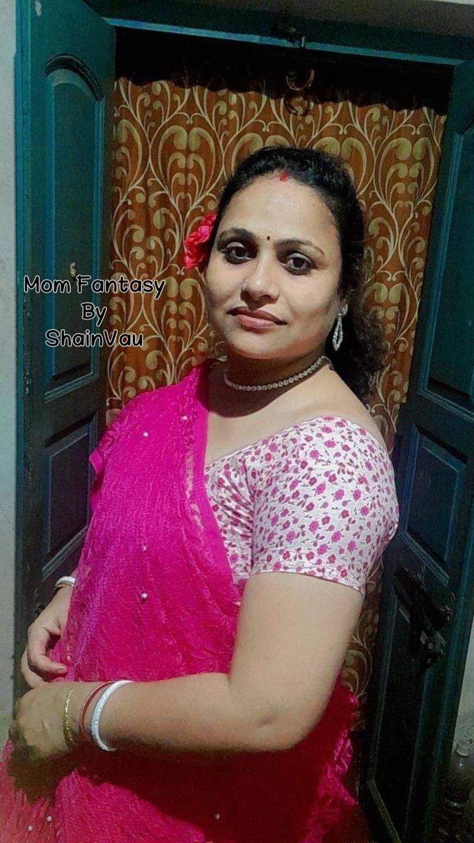 মা:বিতরে আয়।
ছেলে:কেনো মা?কি হয়েছে?
মা:যা বলছি তাই কর, সকাল থেকে গুদ চুল্কাচ্ছে ,তারাতারি আয়।
ছেলে:বাবা তো বাসায়,কেম্নে হবে?
মা:তোর বাবা সোফায় ঘুমায়,ঘুমের টেব্লেট চায়ের সাথে দিয়েছি।উঠবে না। 
ছেলে:ওরে আমার খানকি মা আসো চুদে তোমার গুদের জালা মিটাচ্ছি।
মা:আয় বাবা।