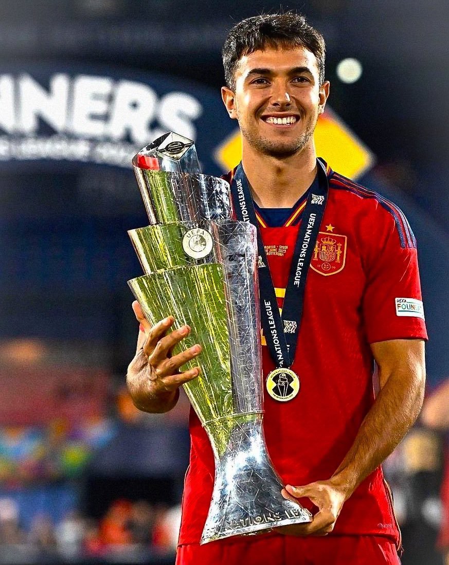 id_lgk's tweet photo. (🌕) NEWS: Liverpool perlu meyakinkan Zubimendi untuk hengkang, yang sejauh ini belum berhasil dilakukan oleh sejumlah peminat dari Liga Inggris dan klub lain.

Sebelumnya, Zubimendi telah menarik minat Arsenal dan Barcelona, ​​yang mana Barcelona sudah tertarik pada pemain Spanyol itu sejak musim panas lalu. [@David_Ornstein]

*kalo masalahnya dia minta gaji gede sih yaudah wassalam, tapi kalo dia minta jaminan starter fix lah pasti dia mau, orang saingannya cuma antip jahanam
