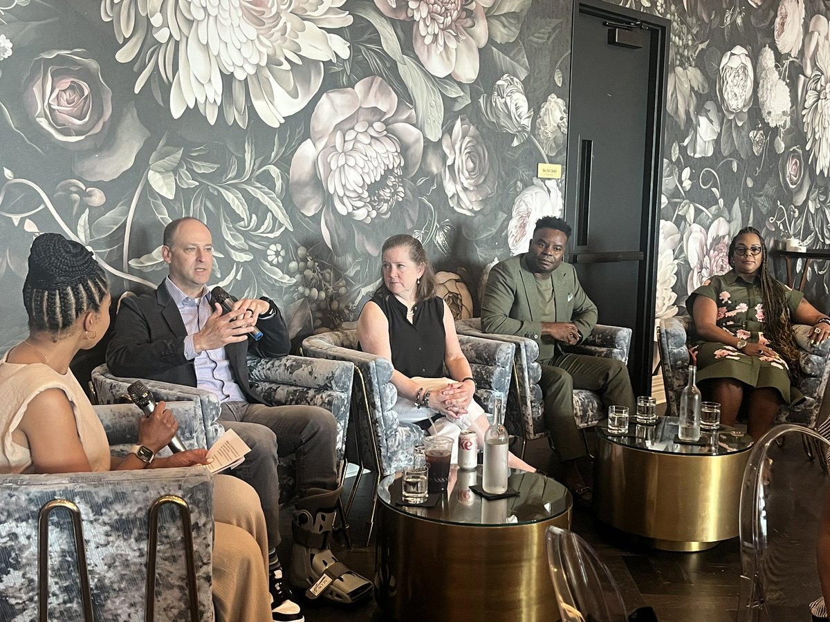VentonBlandinTV's tweet image. S/o to @EWScrippsCo CEO @asymson, News President @KateOBrianMedia, Sr. Dir./Content Strategy @marcusrileyTV &amp;amp; VP/Chf. Diversity Ofc. Danyelle Wright for being front &amp;amp; center at @NABJ. Kudos to @Avajoye for leading the breakfast discussion w/ journos wanting to work for #Scripps.