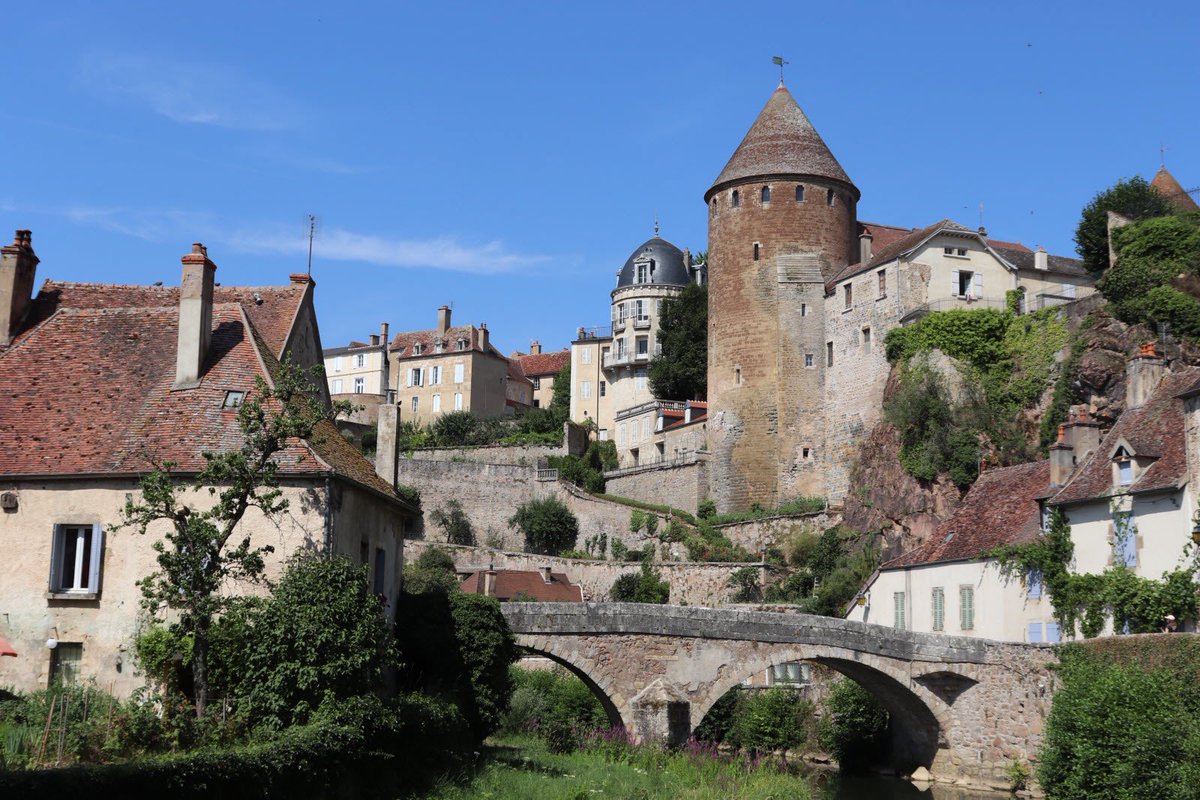 HISTOIRE_DU_VIN's tweet photo. #Semur-#en-#Auxois. Une cité historique qui vaut vraiment le détour En franchissant le pont Joly, on pénètre dans Semur-en-Auxois, une ville au patrimoine historique très riche. Photo J.- Y. R. L’escalier du Fourneau compte 141 marches taillées dans la pierre et relie le cœur de ville aux habitations le long de l’Armançon. Photo J.- Y. R. La collégiale Notre-Dame (face arrière) dont la construction remonte au début du XIII e siècle. Photo J.-Y. R. Le pont Pinard enjambe l’Armançon qui coule au pied des remparts. Photo J.- Y. R. https://t.co/bGU8w8Aruz la suite dans votre @Lebienpublic article de @BP_Montbard