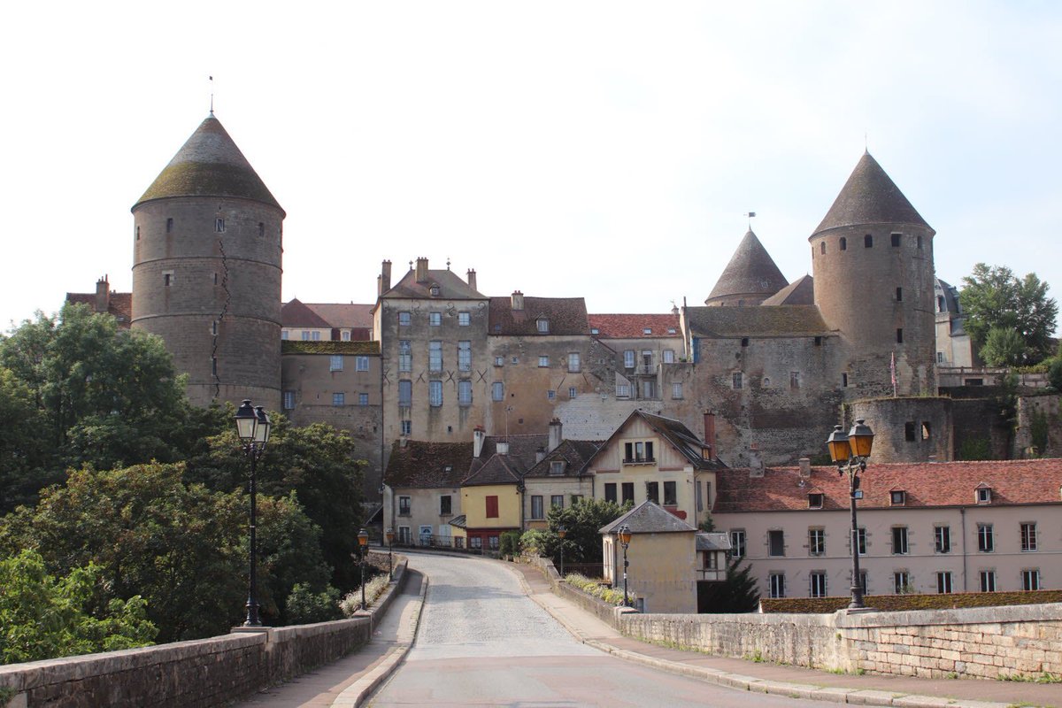 HISTOIRE_DU_VIN's tweet photo. #Semur-#en-#Auxois. Une cité historique qui vaut vraiment le détour En franchissant le pont Joly, on pénètre dans Semur-en-Auxois, une ville au patrimoine historique très riche. Photo J.- Y. R. L’escalier du Fourneau compte 141 marches taillées dans la pierre et relie le cœur de ville aux habitations le long de l’Armançon. Photo J.- Y. R. La collégiale Notre-Dame (face arrière) dont la construction remonte au début du XIII e siècle. Photo J.-Y. R. Le pont Pinard enjambe l’Armançon qui coule au pied des remparts. Photo J.- Y. R. https://t.co/bGU8w8Aruz la suite dans votre @Lebienpublic article de @BP_Montbard