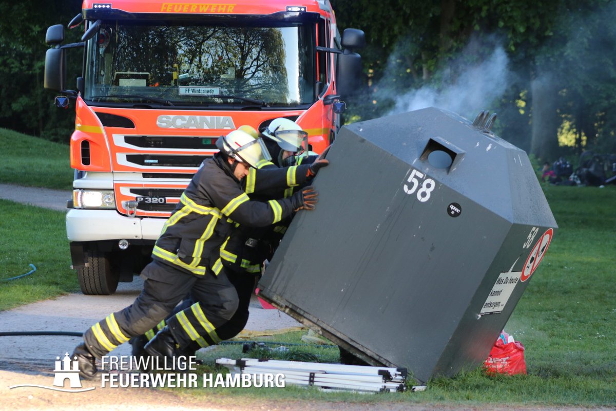 #Grillen im Hamburger #Stadtpark steht hoch im Kurs. Für die Freiwillige Feuerwehr bedeutet dies aber auch zahlreiche zusätzliche Einsätze abzuarbeiten, denn: #Grillgut will richtig entsorgt werden. 

feuerwehr-hamburg.de/.../der-hambur…
#ffhamburg #Grillsaison #hamburg112 #seidabeiehrensache