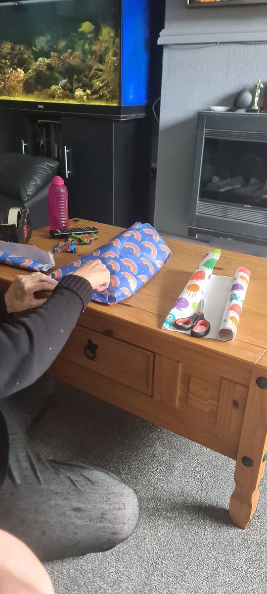 Happysoundsdj's tweet image. Today Belinda is prepping parcels for Kids Parties.

If anybody gets a TV remote, we&apos;re gonna need that back 🤣

#tvremotecontrol #passtheparcel #kidsparty #minidisco #childentertainer #kidsdj #childrensdj childrensdj