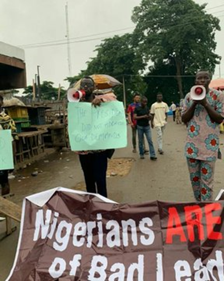 standard_ngr's tweet photo. Day 7: #EndBadGovernanceProtest Suspended In Lagos Resumes On Wednesday In Oyo, Rivers States & Others
Tags: #NeerajChopra I Chinwe I #Ecuador I Central Bank of Nigeria CBN I Regina I #fuel I D’Tigress I #leaked I Nigerian Army I #EndBadGovernaceInNigerian I #EsportsWorldCup https://t.co/48jl7Zgf8a