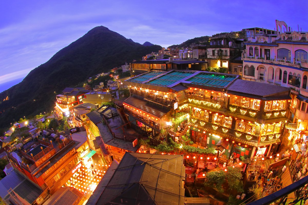 千と千尋の神隠しの油屋のモデルとも噂される九份。夕暮れ時の景色が美しい。
#九份
#台北
#台湾
#阿妹茶楼
#スタジオジブリ 
#ジブリ
#千と千尋の神隠し
#映画
#夜景
#jiufen
#taipei
#taiwan
#studioghibli
#spiritedaway
#movie