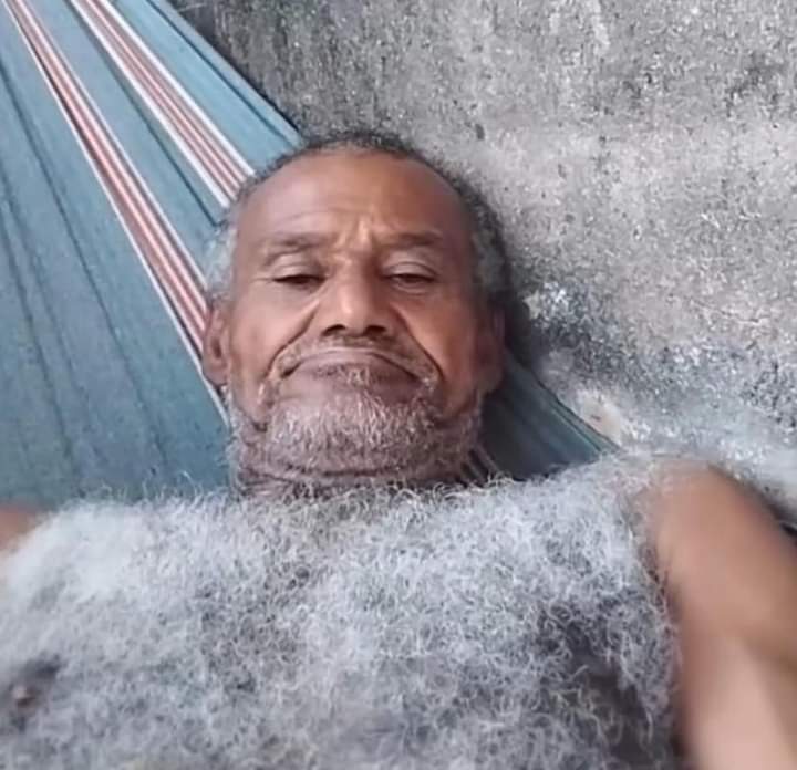 Las fresas que compré hace tres días mirando como saco cervezas de la nevera.