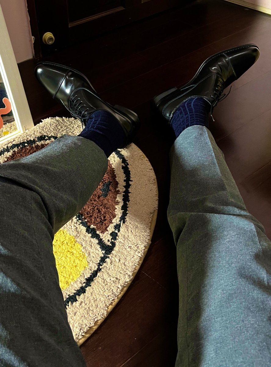 👞🧦
.
.
.
.
.
.
.
交流否？
#皮鞋 #黑襪 #suits #dresssocks #socks
#socksfetish #sockslover #blacksocks
#正裝 #社畜