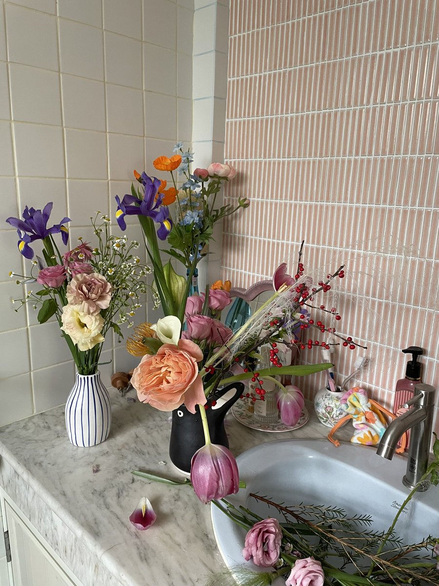sprinkleoncakee's tweet photo. Bouquet rearrangement in the bathroom sink scene https://t.co/Z4We4d3Slh