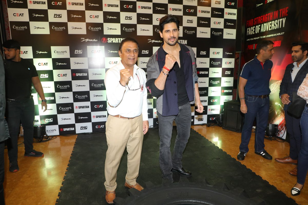 BollywoodH's tweet photo. “🔥 Exciting day in #Bandra! #SiddharthMalhotra and cricket legend #SunilGavaskar teamed up for the grand launch of the TVS Apache Spartan. 🚀🏍️ Looks like the perfect blend of style and speed! #TVSApache #BandraBuzz #StarPower” https://t.co/GFZqnCDXwu
