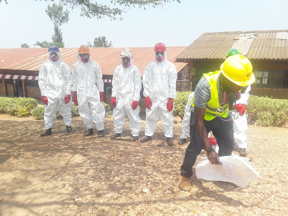 munyanezatheo1's tweet photo. Guca burundu isakaro rya #Asbestos bigeze kure. Aha ni mu #Mayaga kuri GS #Busoro. Kubana n'iri Sakaro ni ukwanga #Ubuzima. @RwandaHealth @Rwanda_Housing @RwandaInfra @oswaki @RwandaSouth @NyanzaDistrict @Annemwiza @AngelMutabaruka @HAKUZWUMUREMYI @MayorNyanza @YSindiheba https://t.co/PoQ8ozFyKf