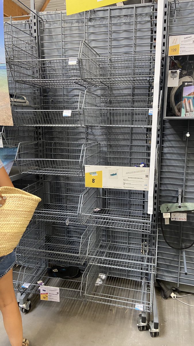 GilCarabassemtp's tweet photo. @Decathlon A Montpellier, voilà deux semaines que les rayons « été » sont vides … Pas de lycras, de chaussures d’eau …. Hallucinant ce manque d’anticipation https://t.co/YaWLPEJLPL