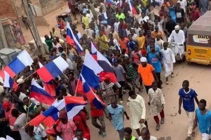 General_Somto's tweet image. “Let’s Assume That The Russian Flag Was Found With An Igbo Man In The South East, Python Dance Will Be a Joke. It Will Be a Ceaseless Gwogwo Dance And Massacre”.- Eedris Abdulkareem Says About The North Waving Russia Flags. 

#EndBadGovernaceInNigerianow