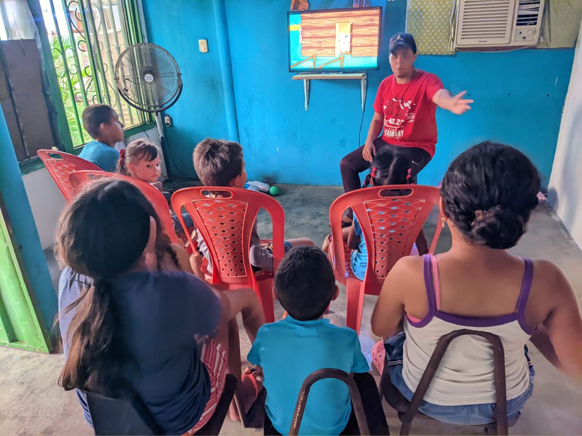 Desde el Infocentro el Caimito se lleva a cabo el plan Vacacional Comunicacional Tecnológico dónde los niños y niñas disfrutan participando en cines foro , talleres de fotografia y robótica.
<a href="/Gabrielasjr/">Gabriela Jiménez</a>
<a href="/luisvicenteleon/">Luis Vicente Leon</a>
<a href="/ActivosenRedVe/">Activos en Red 📻📻</a> <a href="/BrigadasCHCH/">Brigadas comunicacionales Hugo Chávez</a>
