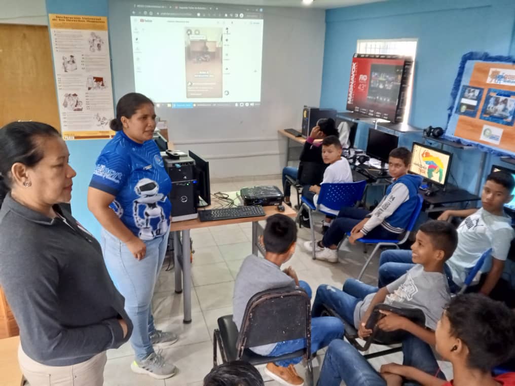 #EnFotos En Lara seguimos  formando a nuestros niños y jóvenes, compartiendo los fundamentos basicos de la electrónica #CienciaParaLaVida ciencia para todas y todos, desde el Infocentro Hugo Chávez El Comandante de la Parroquia El Cuji
 <a href="/Gabrielasjr/">Gabriela Jiménez</a>  
<a href="/LaRosaInfoVE/">LaRosaInfoVE</a>