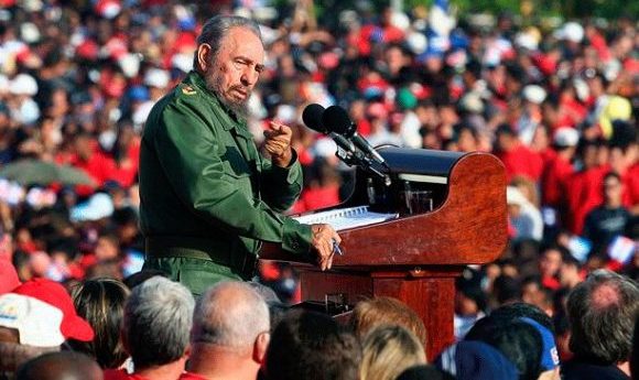 El Gigante medita, se informa
crueles son los augurios
la muerte se esparce por el mundo
¿qué hacer?, se pregunta..." El Gigante
 Humberto Arenal (Cuba)
#FidelViveEntreNosotros 
#LatirAvileño 
#1roDeEneroDeVictorias