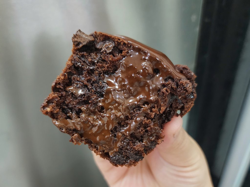 tastytrack_bkk's tweet photo. มัฟฟินโอลิมปิกแน่ะทุกคน แต่เราหยิบน้ำตาล muscovado มาใช้แทน🥹🥹🥹 แล้วลดหวานลงหน่อย อร่อยมาก ลงไปชักดิ้นชักงอ // ยัง piping ไม่ครบ แต่มาลงอวดชิ้นที่กินเองร้อนๆก่อน😭 https://t.co/F1KXRGHdsJ