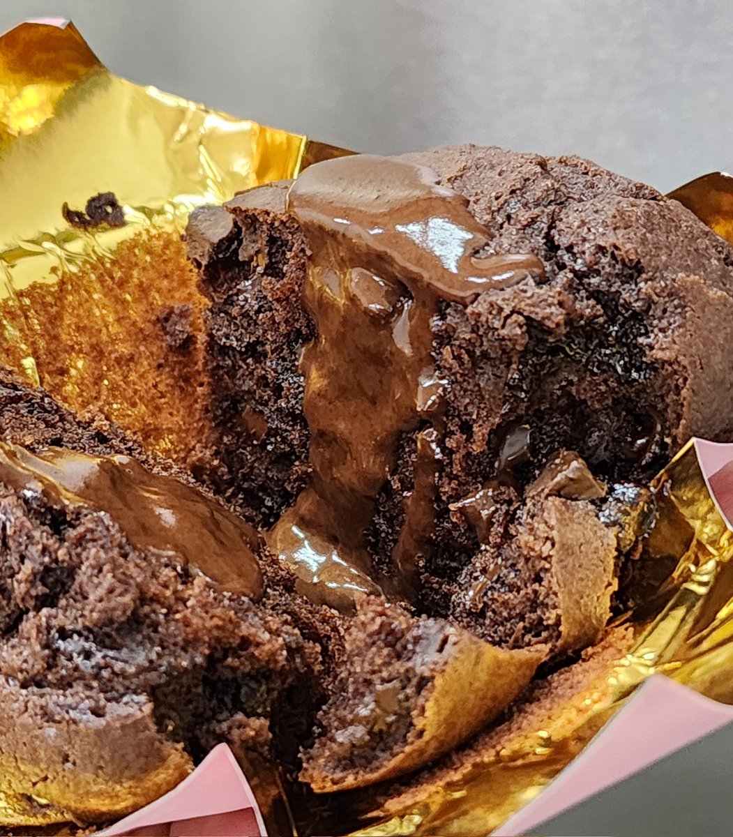 tastytrack_bkk's tweet photo. มัฟฟินโอลิมปิกแน่ะทุกคน แต่เราหยิบน้ำตาล muscovado มาใช้แทน🥹🥹🥹 แล้วลดหวานลงหน่อย อร่อยมาก ลงไปชักดิ้นชักงอ // ยัง piping ไม่ครบ แต่มาลงอวดชิ้นที่กินเองร้อนๆก่อน😭 https://t.co/F1KXRGHdsJ