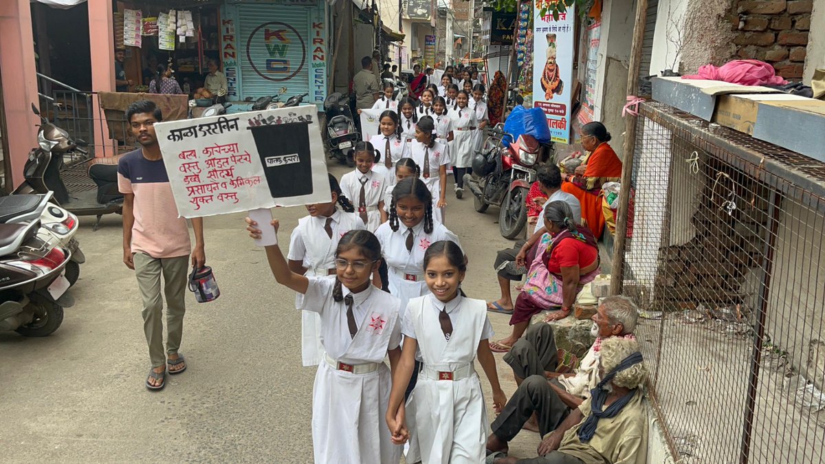 ngpnmc's tweet photo. #राष्ट्रीय_हातमाग_दिन चे औचित्यसाधून मनपाद्वारे जनजागृतीपर अभियान राबविण्यात आले, यादरम्यान रॅली काढण्यात आली. अभियान अंतर्गत नागरिकांना व व्यापाऱ्यांना प्लॅस्टिक पिशवीचा वापर न करता,कापडी किंवा ज्यूटची पिशवी वापरण्याचे आवाहन करण्यात आले व
ULB Code - 802710
#WorldHandloomDay https://t.co/uE7tjhACM2