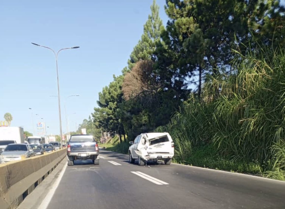 Atentos y pendientes: hace momentos accidente en la Carretera panamericana, a la altura de la recta de las minas, en sentido los teques, el mismo generando retraso. Autoridades en el lugar.