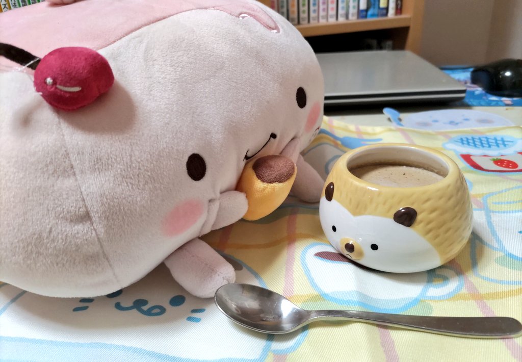 himetotsubasa's tweet photo. 今日はほうじ茶プリンを作った(•ㅂ•)و
すが入らず結構キレイに出来たんじゃないかな！
いい香りに誘われてうちのプリン豆腐ちゃんもやってきました(  *´꒳`*) https://t.co/q5lt4e3hPL