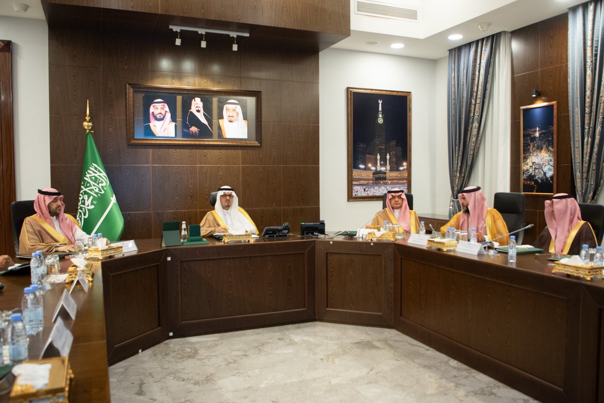 makkahregion's tweet photo. نائب أمير منطقة مكة الأمير
#سعود_بن_مشعل_بن_عبدالعزيز
يرأس اجتماعًا بحضور المدير العام لشؤون الإسكان بوزارة البلديات والإسكان بالمنطقة د.عبدالله العتيبي، ومدير عام الإقليم الغربي بالشركة الوطنية للإسكان نضال عالم 
..اطّلع سموّه على أبرز الأعمال التي تمت في الربع الثاني من عام 2024 والمشاريع التي تنفذها الوزارة والشركة في المنطقة والتي تضم المخططات السكنية والمشاريع تحت الإنشاء