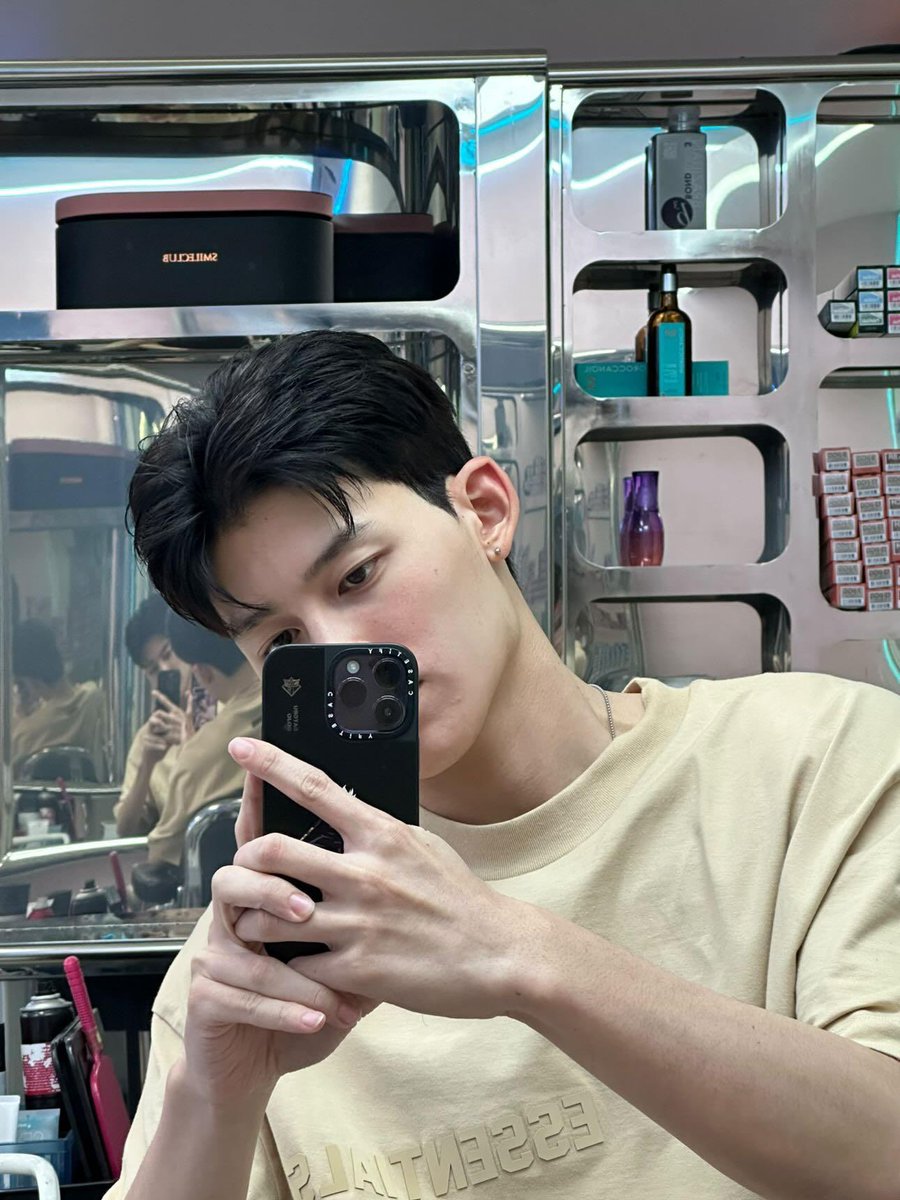 โดนปอนด์ตกจากเรื่องวีอาร์และชอบปอนด์ผมยาวมาก ตัดมาที่ตอนนี้ตัดสั้นแล้วสั้นอีก😂 คุณพี่กะจะไม่ใ้ห้มันยาวเลยหรอคะ อย่างว่าแหละจะผมสั้นผมยาวปอนด์ก็หล่ออยู่ดี 
#ppnaravit