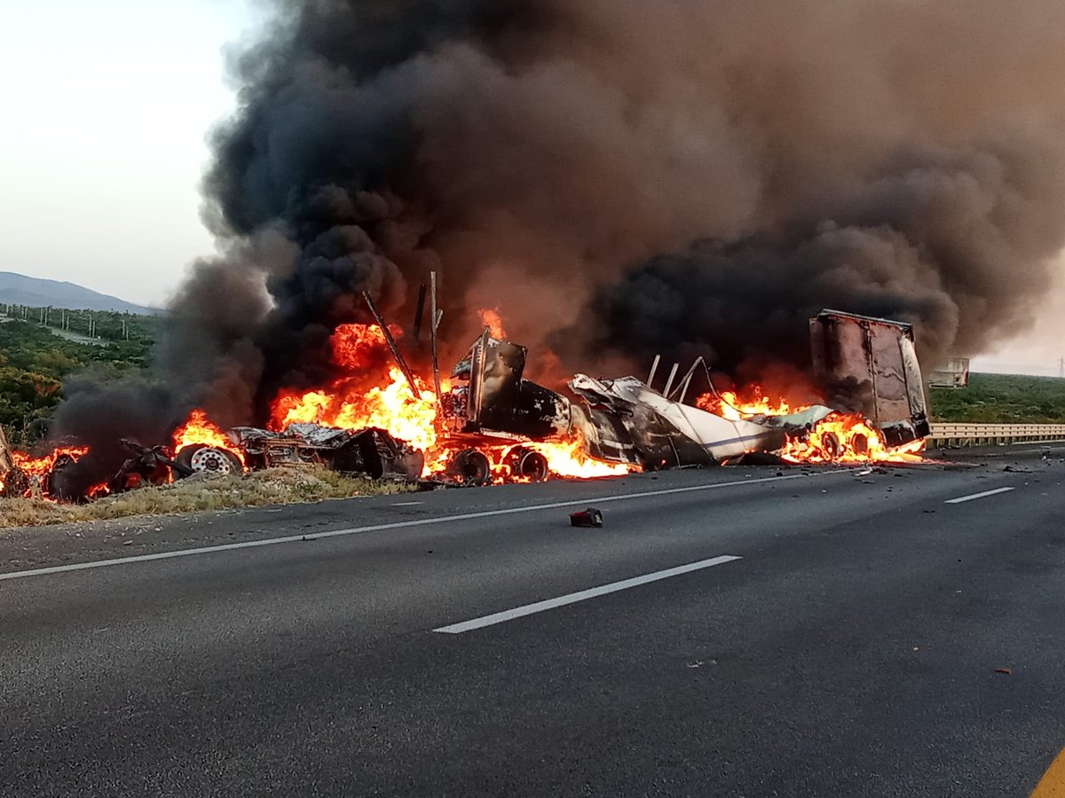 marychuyglez's tweet photo. #ULTIMAHORA 
🚨🚨❤️‍🔥❤️‍🔥CERRADA la circulación de #Laredo a #Monterrey en la autopista por choque e incendio de tráileres en el Km 72, en el municipio de #SabinasHidalgo

#EnDesarrollo #Precuacion #NuevoLeon #Tamaulipas https://t.co/R6zJCVYcg1