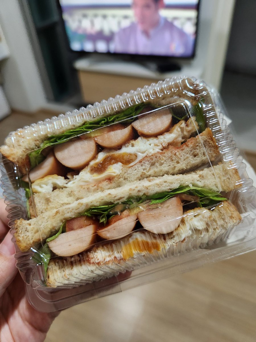 osasi's tweet photo. เรื่องน่ารักๆวันนี้คือ ไปซื้อแซนวิชข้างออฟฟิส เมื่อ2วันก่อน แล้วตอนโอนเงินน้องคนขายบอกว่าอุ้ยพี่เปน #อาร์มี่ #Army หรอคะมีรูปพี่จินที่หลังโทรศัพท์ เราก็บอกว่าใช่ พี่ชอบ #BTS เมนพี่คือ #พี่จิน #จองกุก ละเราก็ไปอุดหนุนน้องอีก2-3 ครั้ง มาวันนี้น้องบอกว่า หนูพกของมาให้พี่ด้วย (ต่อ) https://t.co/1vIJJ8C81o