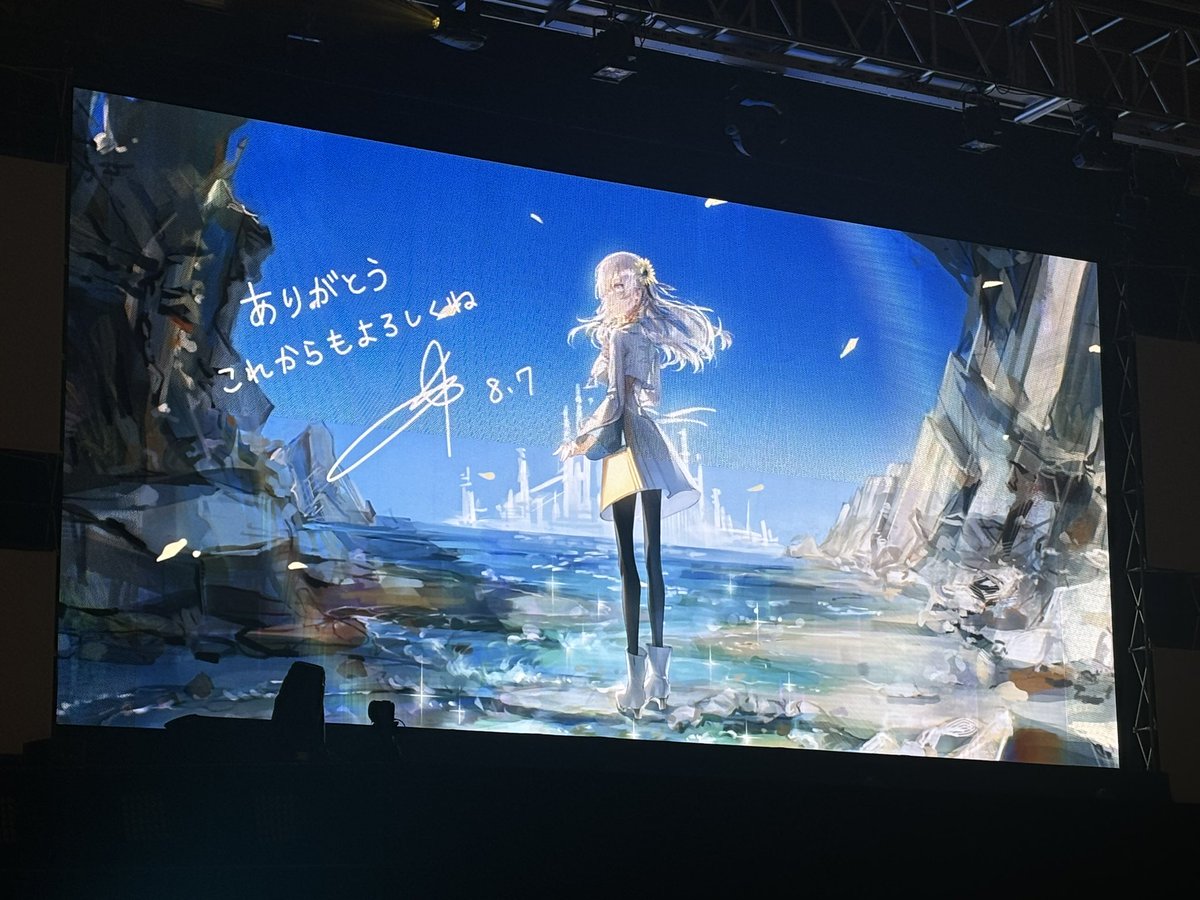 これまで絶対に画面に映らなかった右目が今回、新衣装サンフラワーでの