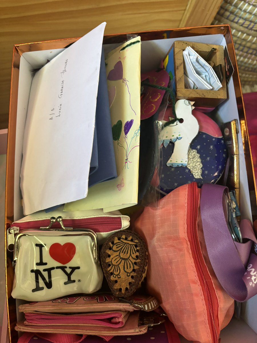 mi momento favorito de ordenar mi cuarto es ver las cajas de recuerdos