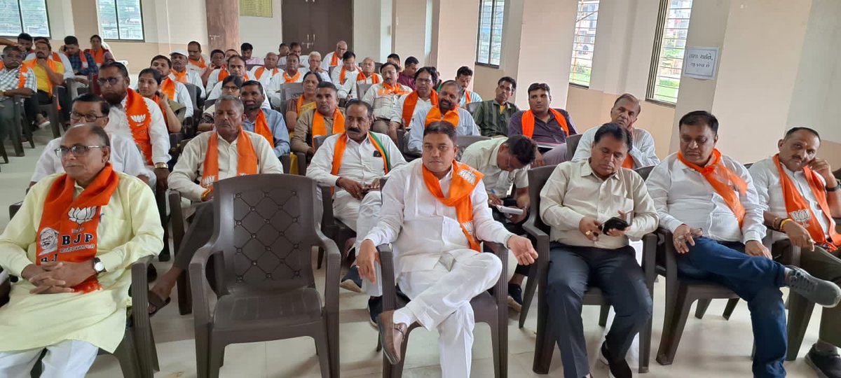 ParmarKunvar's tweet photo. *હર ઘર તિરંગા અભિયાન* અંતર્ગત સાબરકાંઠા જિલ્લા ભાજપની બેઠકનું આયોજન શ્રી  ગજેન્દ્રભાઇ સક્સેના જિલ્લા પ્રભારીશ્રી ની ઉપસ્થિતિમાં, હિંમતનગર જાગા સ્વામી હોલ ખાતે કરવામાં આવેલ જેમાં, જિલ્લાના પ્રમુખ શ્રી કનુભાઈ પટેલે, ઉપસ્થિત સૌ કાર્યકરોને આગામી કાર્યક્રમો અંગેની જાણકારી આપી હતી. https://t.co/ZIfn6TL3H0