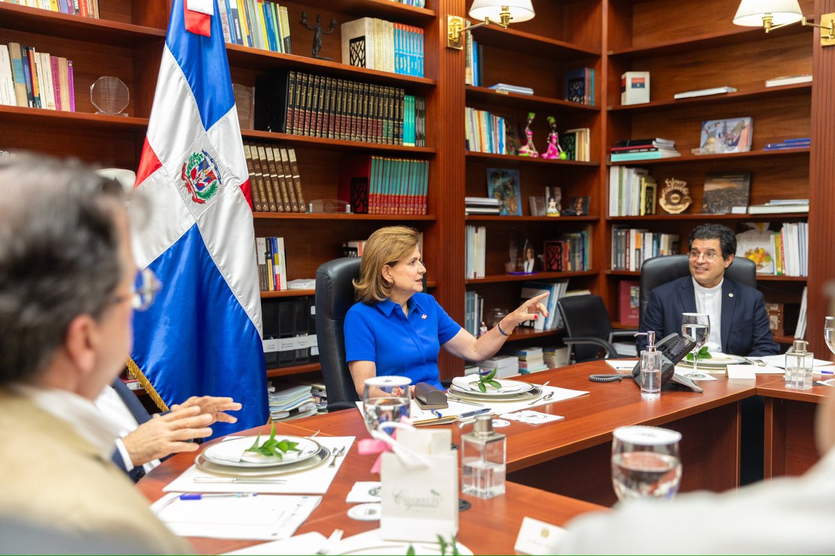 Durante un valioso encuentro con miembros del empresariado, la iglesia y la sociedad civil de nuestro querido Santiago, conversamos sobre las iniciativas lideradas por el presidente @LuisAbinader y las acciones del proyecto Compromiso Santiago. Este escenario fue oportuno para