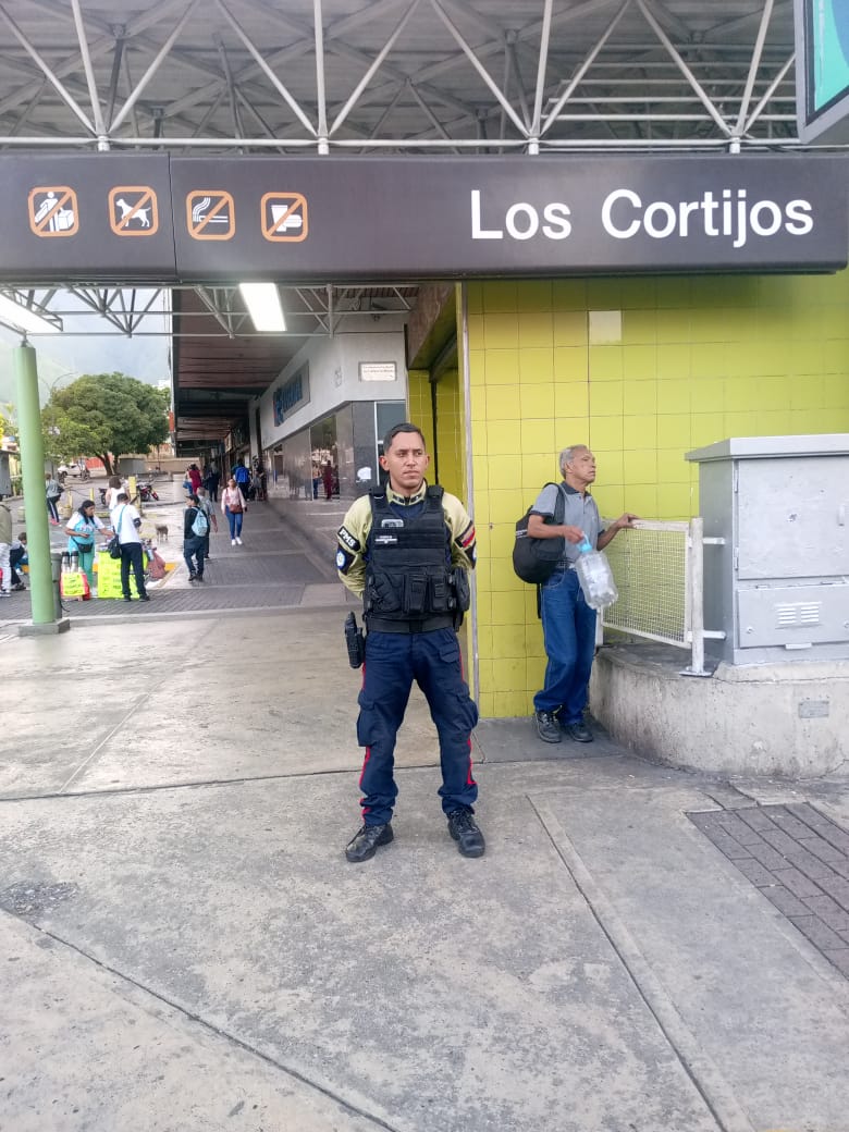 PolisucreOficia's tweet photo. #8agosto | ,Desde el inicio de sus operaciones, nos mantenemos desplegados en las estaciones del sistema Metro de Caracas ubicadas en el Gran Municipio Sucre garantizando la seguridad de usuarios y trabajadores.
@Visipol_MIJP
@metro_caracas
#ServiryProtegerPMS https://t.co/s0YPkzHEsl